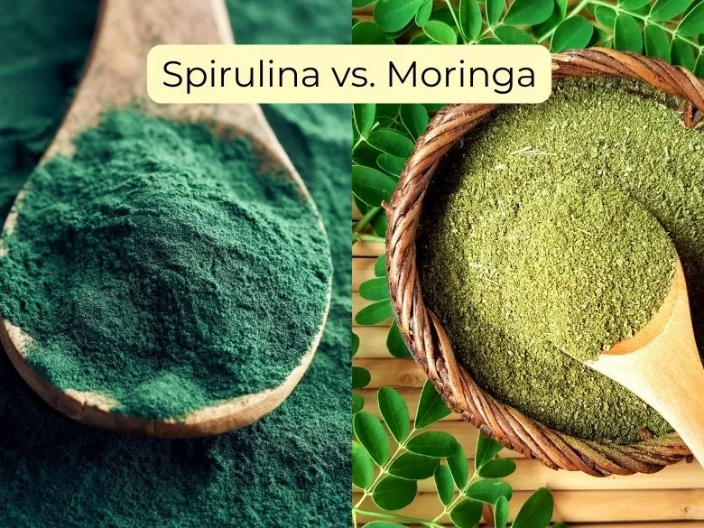 Introbild: Spirulina vs. Moringa Vergleich von Spirulina-Pulver auf einem Holzlöffel und Moringa-Pulver in einem Korb mit Holzlöffel, dargestellt nebeneinander.