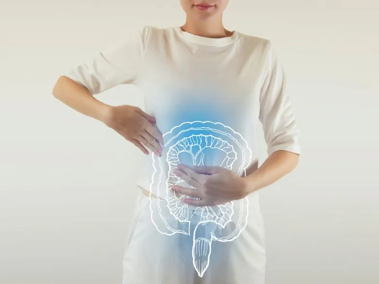 Introbild: Chlorella und Darm Frau mit grafischer Darstellung des Darms – Symbolbild für die positive Wirkung von Chlorella auf die Darmgesundheit